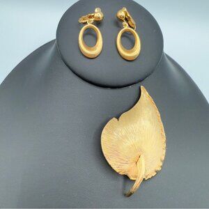 Brushed Gold Tone Vintage Clip On Circular Hoop Earrings Bonus Matching Pin